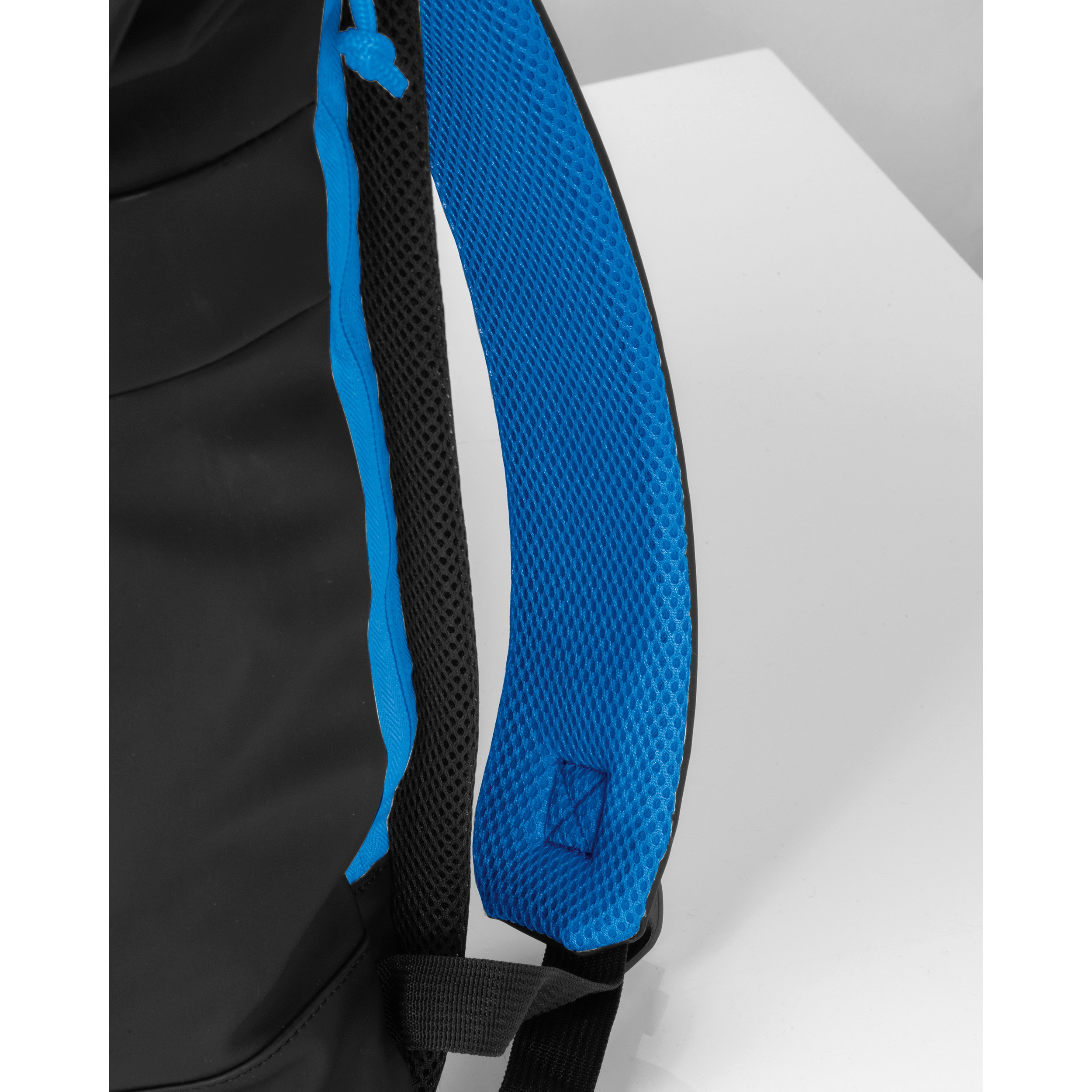Crisma Rolltop Rucksack, farbliche Details